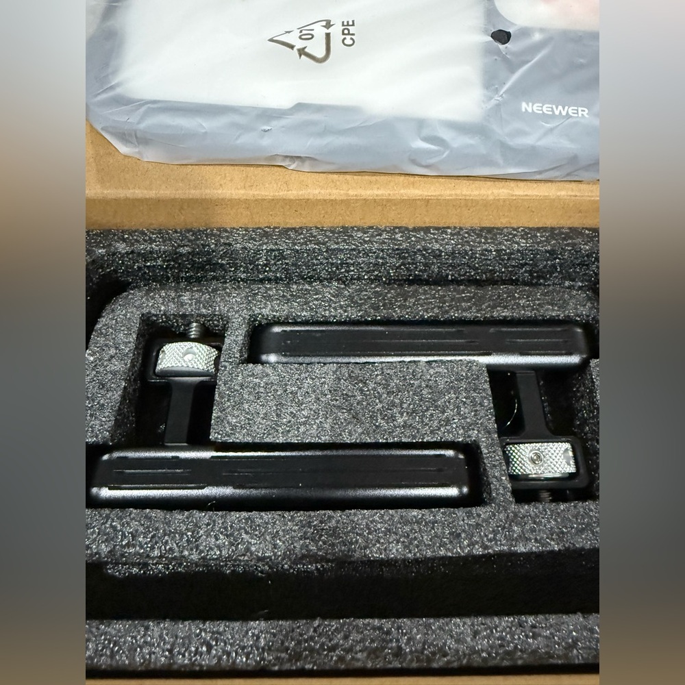 NEEWER 15 Pro Max Phone Cage Video Rig with Dual Handles Compatible with iPhone - Picture 3 of 10